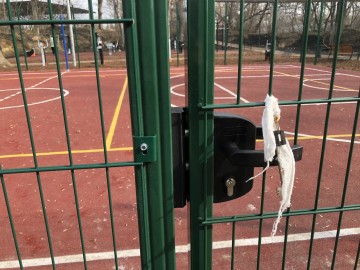 Пожилой человек в инвалидном кресле не смог попасть в Петровский парк города Ельца!