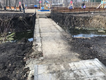 Пожилой человек в инвалидном кресле не смог попасть в Петровский парк города Ельца!