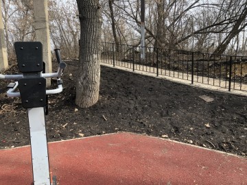 Пожилой человек в инвалидном кресле не смог попасть в Петровский парк города Ельца!