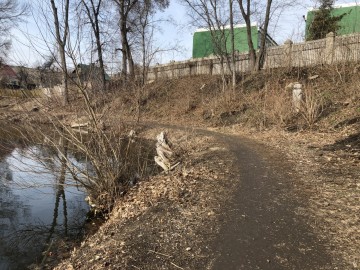 Пожилой человек в инвалидном кресле не смог попасть в Петровский парк города Ельца!