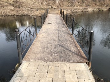 Пожилой человек в инвалидном кресле не смог попасть в Петровский парк города Ельца!