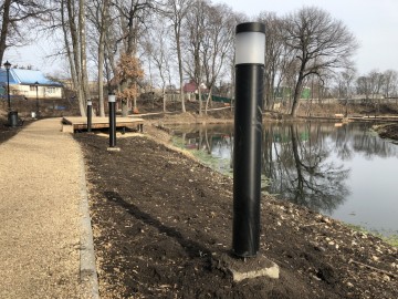 Пожилой человек в инвалидном кресле не смог попасть в Петровский парк города Ельца!