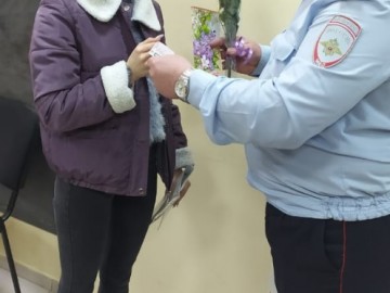 Сотрудники РЭО ГИБДД и отделения по вопросам миграции Ельцу в преддверии 8 Марта поздравили ельчанок, пришедших на приём