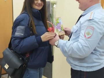 Сотрудники РЭО ГИБДД и отделения по вопросам миграции Ельцу в преддверии 8 Марта поздравили ельчанок, пришедших на приём