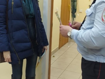 Сотрудники РЭО ГИБДД и отделения по вопросам миграции Ельцу в преддверии 8 Марта поздравили ельчанок, пришедших на приём