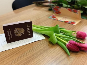 Сотрудники РЭО ГИБДД и отделения по вопросам миграции Ельцу в преддверии 8 Марта поздравили ельчанок, пришедших на приём