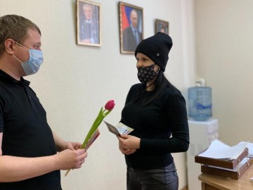 Сотрудники РЭО ГИБДД и отделения по вопросам миграции Ельцу в преддверии 8 Марта поздравили ельчанок, пришедших на приём