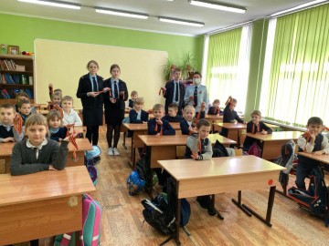 Сотрудники транспортной полиции провели патриотическую акцию «Георгиевская ленточка»