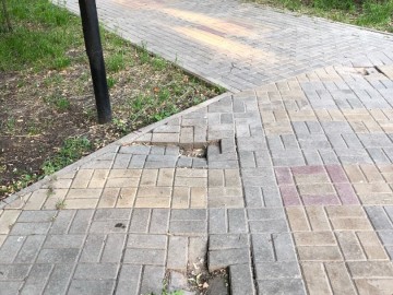 Сквер Харченко в Ельце превратился в опасный объект благоустройства