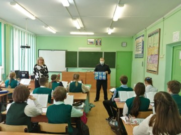 Полицейские Елецкого ЛО МВД России на транспорте вместе с учениками МБОУ СШ №8 города Ельца, провели профилактическую акцию «Безопасная дорога домой!»