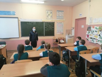 Полицейские Елецкого ЛО МВД России на транспорте вместе с учениками МБОУ СШ №8 города Ельца, провели профилактическую акцию «Безопасная дорога домой!»