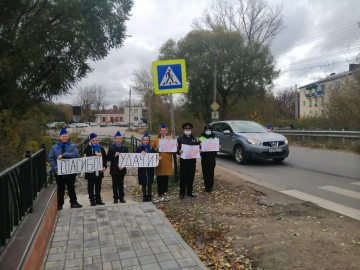 Полицейские Елецкого ЛО МВД России на транспорте вместе с учениками МБОУ СШ №8 города Ельца, провели профилактическую акцию «Безопасная дорога домой!»