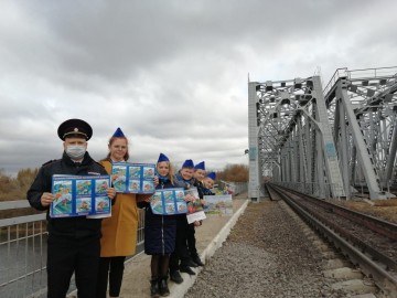 Полицейские Елецкого ЛО МВД России на транспорте вместе с учениками МБОУ СШ №8 города Ельца, провели профилактическую акцию «Безопасная дорога домой!»