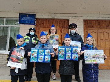 Полицейские Елецкого ЛО МВД России на транспорте вместе с учениками МБОУ СШ №8 города Ельца, провели профилактическую акцию «Безопасная дорога домой!»