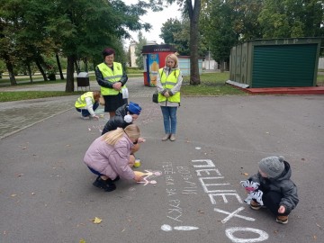 ГИБДД и ЮИД провели мероприятие «Граффити дорожной безопасности» в «Детском парке» Ельца