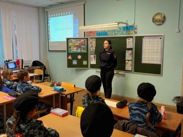 В СШ №1 им. М.М. Пришвина сотрудники ГИБДД Ельца приняли участие в открытых уроках