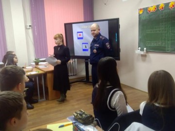 В СШ №1 им. М.М. Пришвина сотрудники ГИБДД Ельца приняли участие в открытых уроках