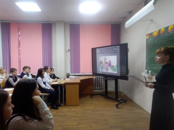 В СШ №1 им. М.М. Пришвина сотрудники ГИБДД Ельца приняли участие в открытых уроках