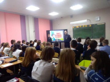 В СШ №1 им. М.М. Пришвина сотрудники ГИБДД Ельца приняли участие в открытых уроках