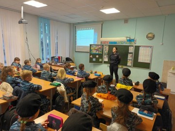 В СШ №1 им. М.М. Пришвина сотрудники ГИБДД Ельца приняли участие в открытых уроках