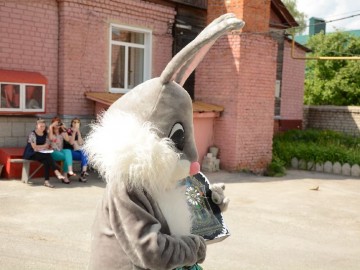 Добровольцы городского штаба «Пространства Добра» и отряда ЕГУ им. И.А. Бунина «Содружество Отзывчивых Сердец» провели праздничную программу «Да здравствует детство!»