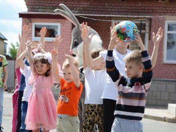 Добровольцы городского штаба «Пространства Добра» и отряда ЕГУ им. И.А. Бунина «Содружество Отзывчивых Сердец» провели праздничную программу «Да здравствует детство!»