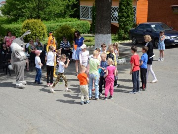 Добровольцы городского штаба «Пространства Добра» и отряда ЕГУ им. И.А. Бунина «Содружество Отзывчивых Сердец» провели праздничную программу «Да здравствует детство!»