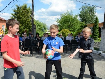 Добровольцы городского штаба «Пространства Добра» и отряда ЕГУ им. И.А. Бунина «Содружество Отзывчивых Сердец» провели праздничную программу «Да здравствует детство!»