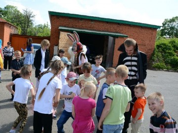 Добровольцы городского штаба «Пространства Добра» и отряда ЕГУ им. И.А. Бунина «Содружество Отзывчивых Сердец» провели праздничную программу «Да здравствует детство!»