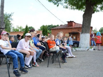 Добровольцы городского штаба «Пространства Добра» и отряда ЕГУ им. И.А. Бунина «Содружество Отзывчивых Сердец» провели праздничную программу «Да здравствует детство!»