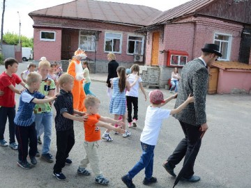 Добровольцы городского штаба «Пространства Добра» и отряда ЕГУ им. И.А. Бунина «Содружество Отзывчивых Сердец» провели праздничную программу «Да здравствует детство!»