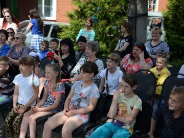 Добровольцы городского штаба «Пространства Добра» и отряда ЕГУ им. И.А. Бунина «Содружество Отзывчивых Сердец» провели праздничную программу «Да здравствует детство!»