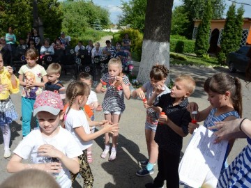 Добровольцы городского штаба «Пространства Добра» и отряда ЕГУ им. И.А. Бунина «Содружество Отзывчивых Сердец» провели праздничную программу «Да здравствует детство!»