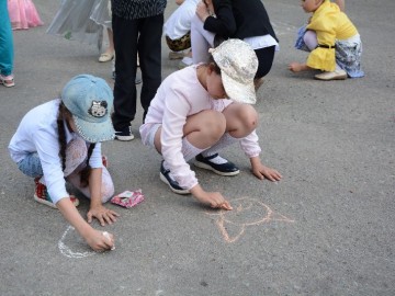 Добровольцы городского штаба «Пространства Добра» и отряда ЕГУ им. И.А. Бунина «Содружество Отзывчивых Сердец» провели праздничную программу «Да здравствует детство!»