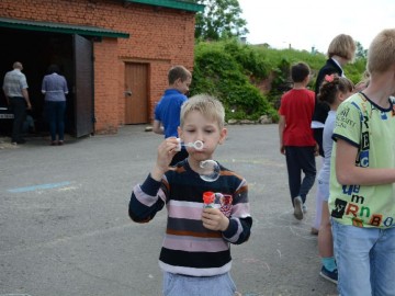 Добровольцы городского штаба «Пространства Добра» и отряда ЕГУ им. И.А. Бунина «Содружество Отзывчивых Сердец» провели праздничную программу «Да здравствует детство!»