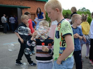 Добровольцы городского штаба «Пространства Добра» и отряда ЕГУ им. И.А. Бунина «Содружество Отзывчивых Сердец» провели праздничную программу «Да здравствует детство!»