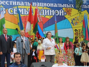 12 июня в Елецком районе прошёл областной фестиваль национальных культур «В семье единой» 12 июня в Елецком районе прошёл областной фестиваль национальных культур «В семье единой»