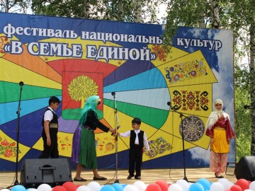 12 июня в Елецком районе прошёл областной фестиваль национальных культур «В семье единой» 12 июня в Елецком районе прошёл областной фестиваль национальных культур «В семье единой»