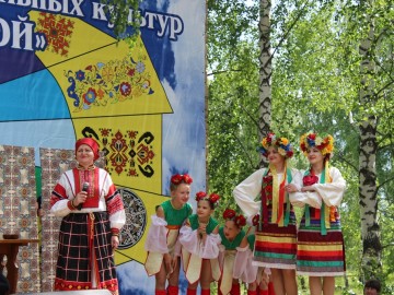 12 июня в Елецком районе прошёл областной фестиваль национальных культур «В семье единой» 12 июня в Елецком районе прошёл областной фестиваль национальных культур «В семье единой»