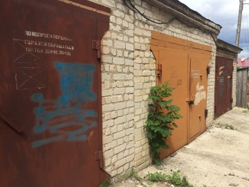 Покровский храм в Ельце - незаконно расположенные гаражи до сих пор не убраны администрацией! Вопреки постановлению прокуратуры города