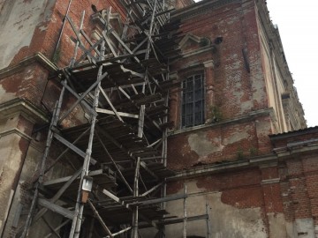 Покровский храм в Ельце - незаконно расположенные гаражи до сих пор не убраны администрацией! Вопреки постановлению прокуратуры города