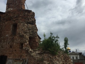 Покровский храм в Ельце - незаконно расположенные гаражи до сих пор не убраны администрацией! Вопреки постановлению прокуратуры города