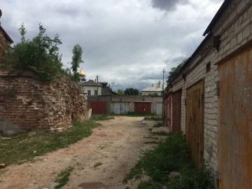 Покровский храм в Ельце - незаконно расположенные гаражи до сих пор не убраны администрацией! Вопреки постановлению прокуратуры города