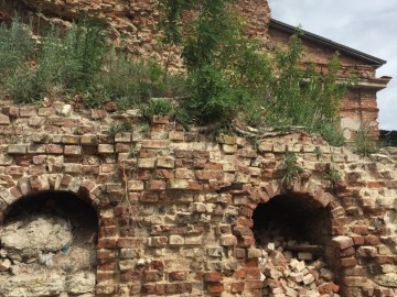 Покровский храм в Ельце - незаконно расположенные гаражи до сих пор не убраны администрацией! Вопреки постановлению прокуратуры города