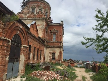 Покровский храм в Ельце - незаконно расположенные гаражи до сих пор не убраны администрацией! Вопреки постановлению прокуратуры города