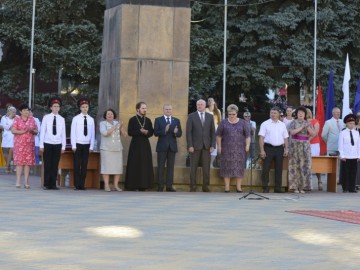 На пороге взрослой жизни: в Ельце более 300 выпускников простились со школой На пороге взрослой жизни: в Ельце более 300 выпускников простились со школой