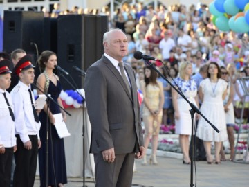 На пороге взрослой жизни: в Ельце более 300 выпускников простились со школой На пороге взрослой жизни: в Ельце более 300 выпускников простились со школой