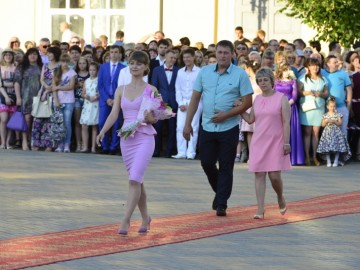 На пороге взрослой жизни: в Ельце более 300 выпускников простились со школой На пороге взрослой жизни: в Ельце более 300 выпускников простились со школой