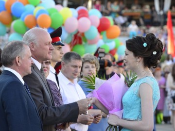 На пороге взрослой жизни: в Ельце более 300 выпускников простились со школой На пороге взрослой жизни: в Ельце более 300 выпускников простились со школой