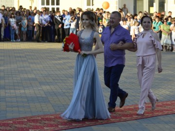 На пороге взрослой жизни: в Ельце более 300 выпускников простились со школой На пороге взрослой жизни: в Ельце более 300 выпускников простились со школой
